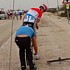 Kim Kirchen mit einem Reifenschaden während der 5. Etappe der Tour of Qatar 2007